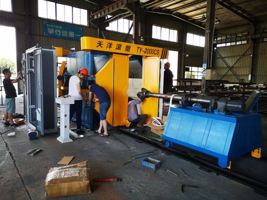 Machine de rotomoulding pour la fabrication de tours d'eau