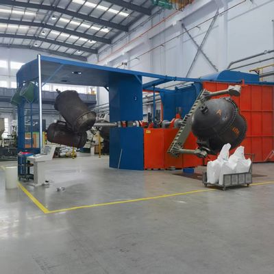 Produisez efficacement de grands réservoirs de stockage et plus avec un équipement de moulage rotatif à trois bras