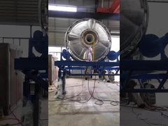 Une machine de moulage rotatif pour la production de réservoirs d'eau.
