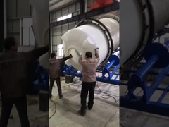 Une machine de moulage rotatif pour la production de réservoirs d'eau.