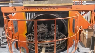 Four d'injection mobile à trois bras